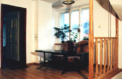 Hall na drugim piętrze ( na zdjęciu widoczne otwarte drzwi do pokoju dwuosobowego )